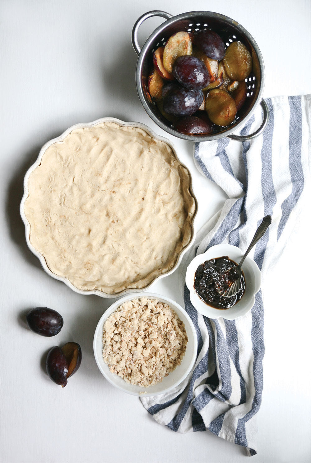 Gluten-Free-Crumble-Plum-Pie-Pure-Ella-Leche3