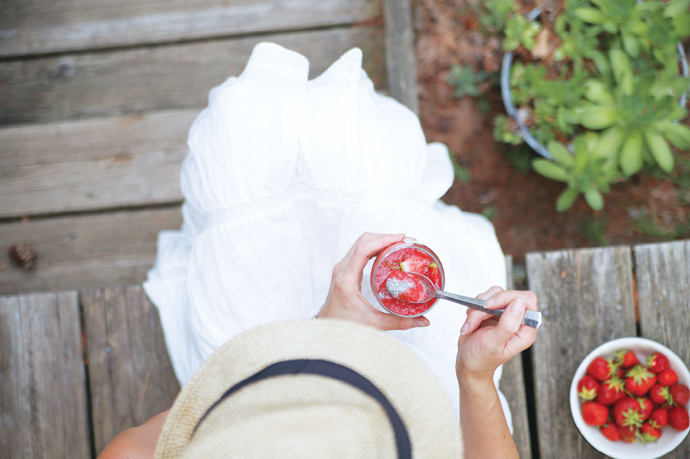 Strawberry-Puree-Chia-Pudding-Pure-Ella-Leche10