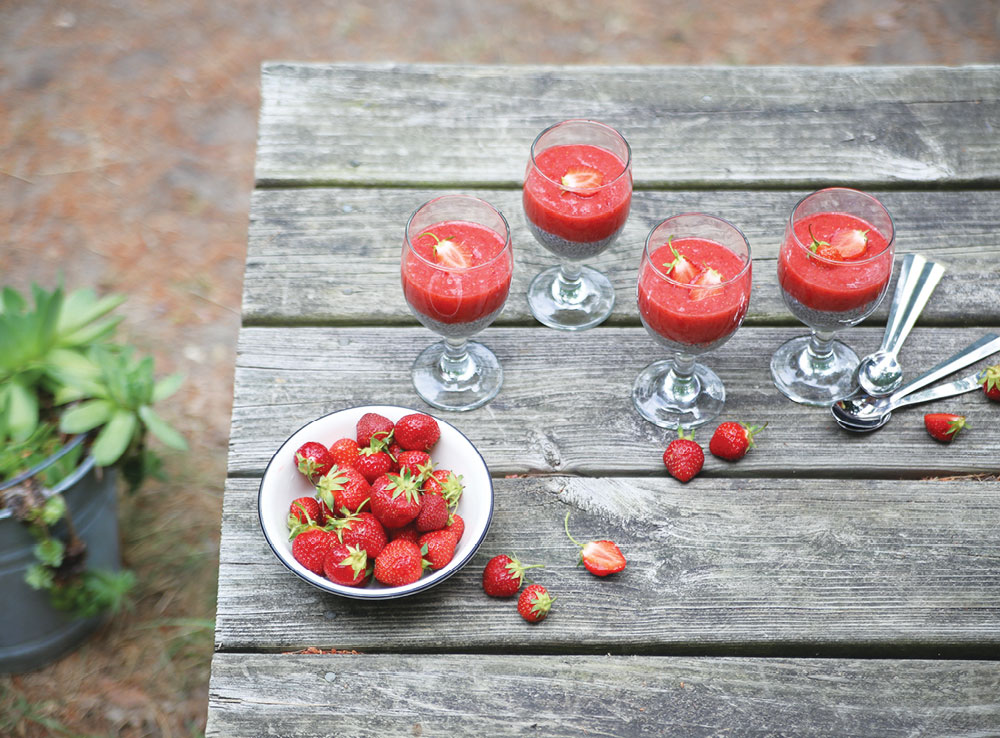 Strawberry-Puree-Chia-Pudding-Pure-Ella-Leche5